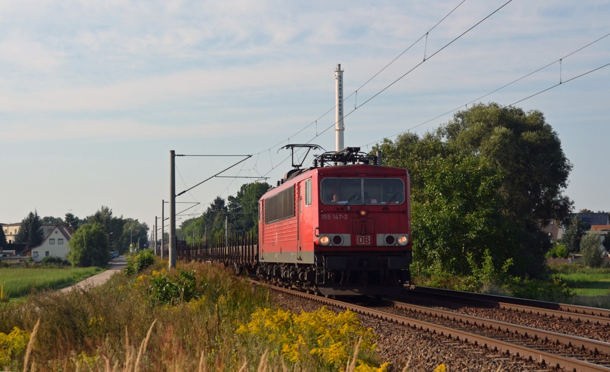 155 147 fuhr mit einem gemischten Güterzug am 23.08.15 durch Jeßnitz Richtung Dessau.
