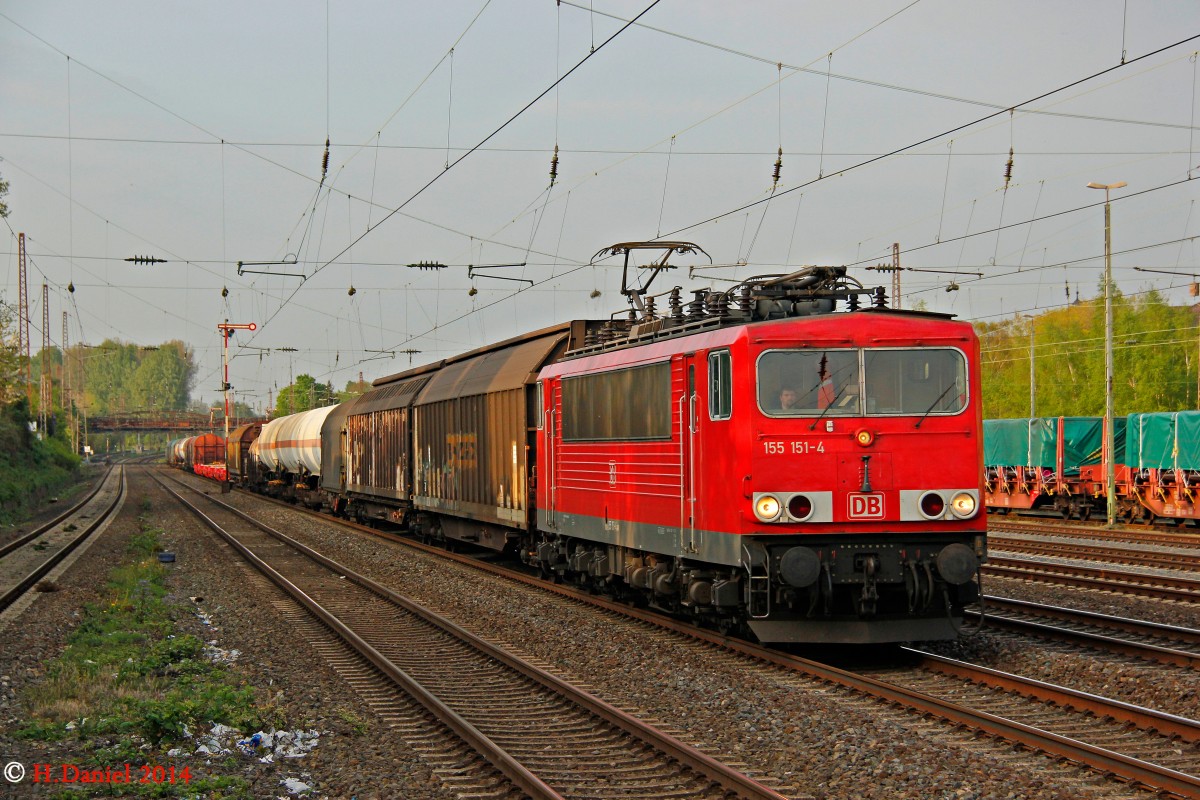 155 151-4 mit einem gemischten Güterzug am 11.04.2014 in Düsseldorf Rath. Gruß an den Tf!