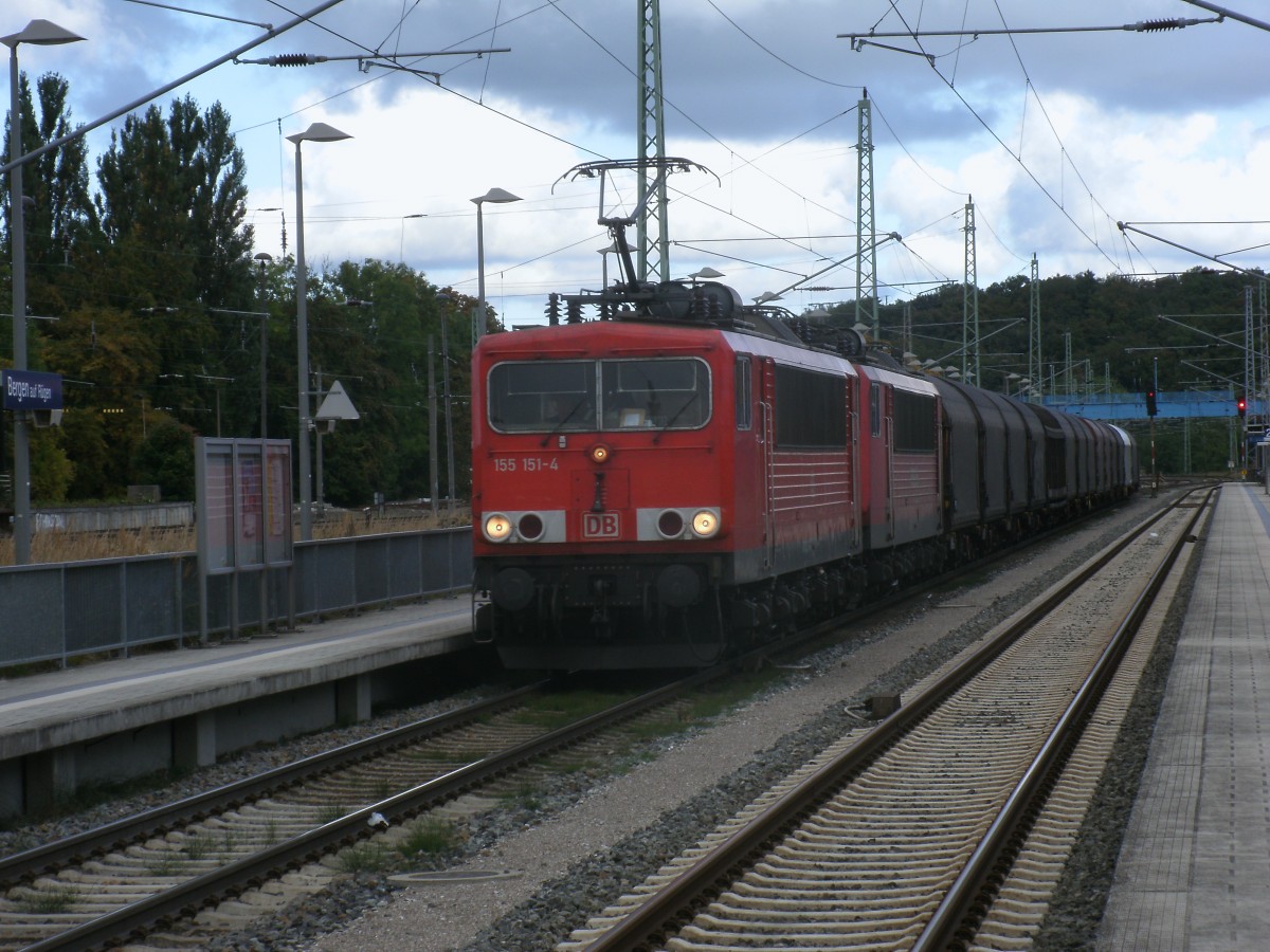 155 151 leistete ihrer Schwesterlok 155 126,am 28.September 2013,bei der Durchfahrt durch Bergen/R�gen Vorspann.