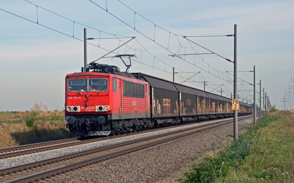 155 154 zog am 04.10.13 einen Schiebewandwagenzug durch Braschwitz Richtung Halle(S).