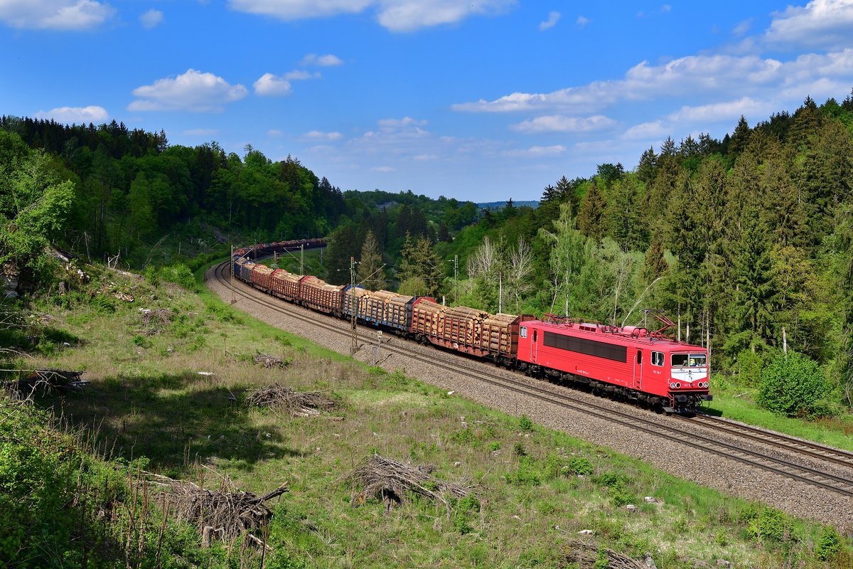 155 159 mit einem Holzzug am 16.05.2020 bei Gundelsheim.