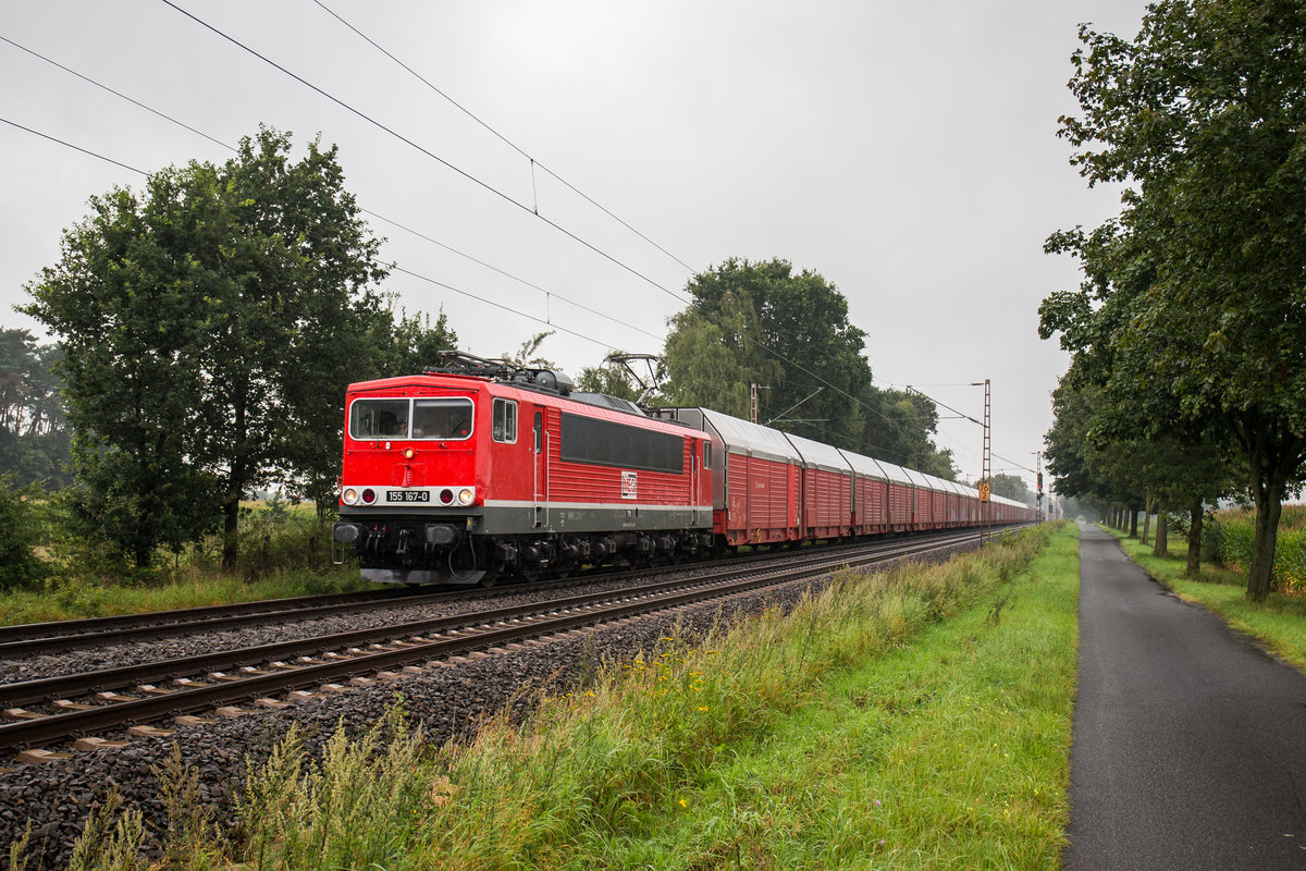 155 167 der MEG fährt mit geschlossenen Autotransportwagen bei Dörverden in Richtung Nienburg, aufgenommen am 11. August 2017.