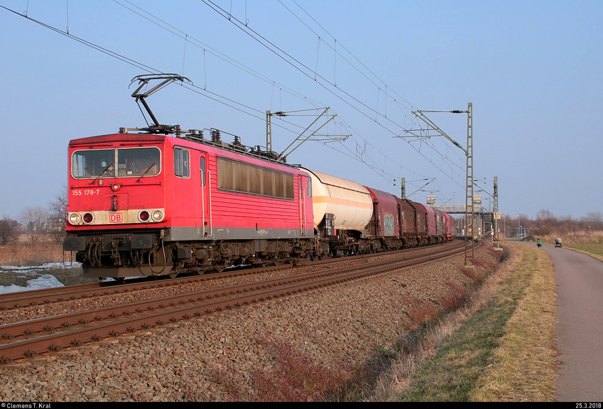 155 178-7 DB als gemischter Gz fährt in Schkeuditz West auf der Bahnstrecke Magdeburg–Leipzig (KBS 340) Richtung Gröbers. [25.3.2018 | 18:00 Uhr]