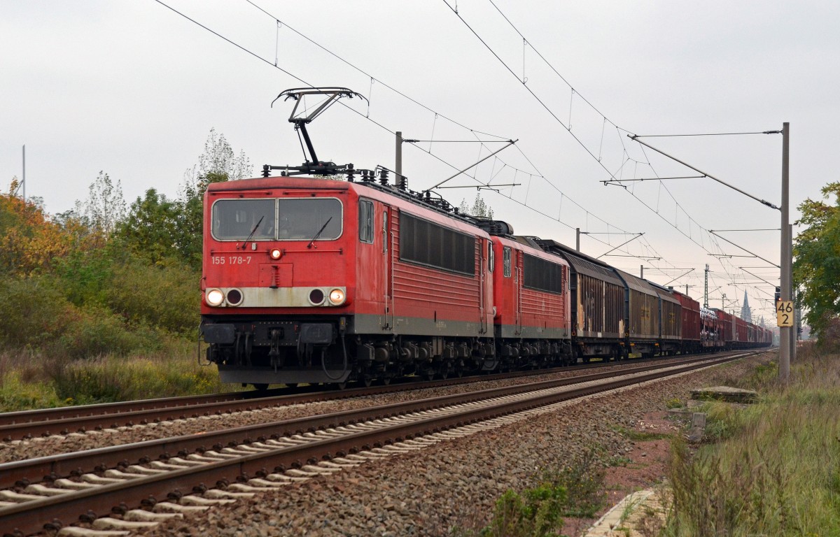 155 178 zog neben ihrem Autologistikzug nach Braunschweig noch ihre Schwester 155 151 als Wagenlok hinter sich mit. Hier durchfährt der Zug am 13.10.15 aus Zwickau kommend Greppin Richtung Dessau.