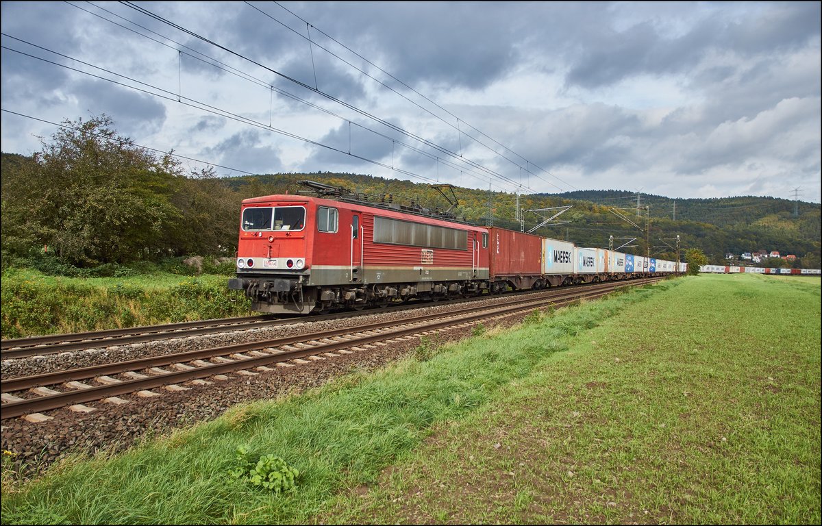 155 179-5 (MEG 702) ist mit einen Containerzug am 04.10.2017 bei Reilos in Richtung Süden unterwegs.