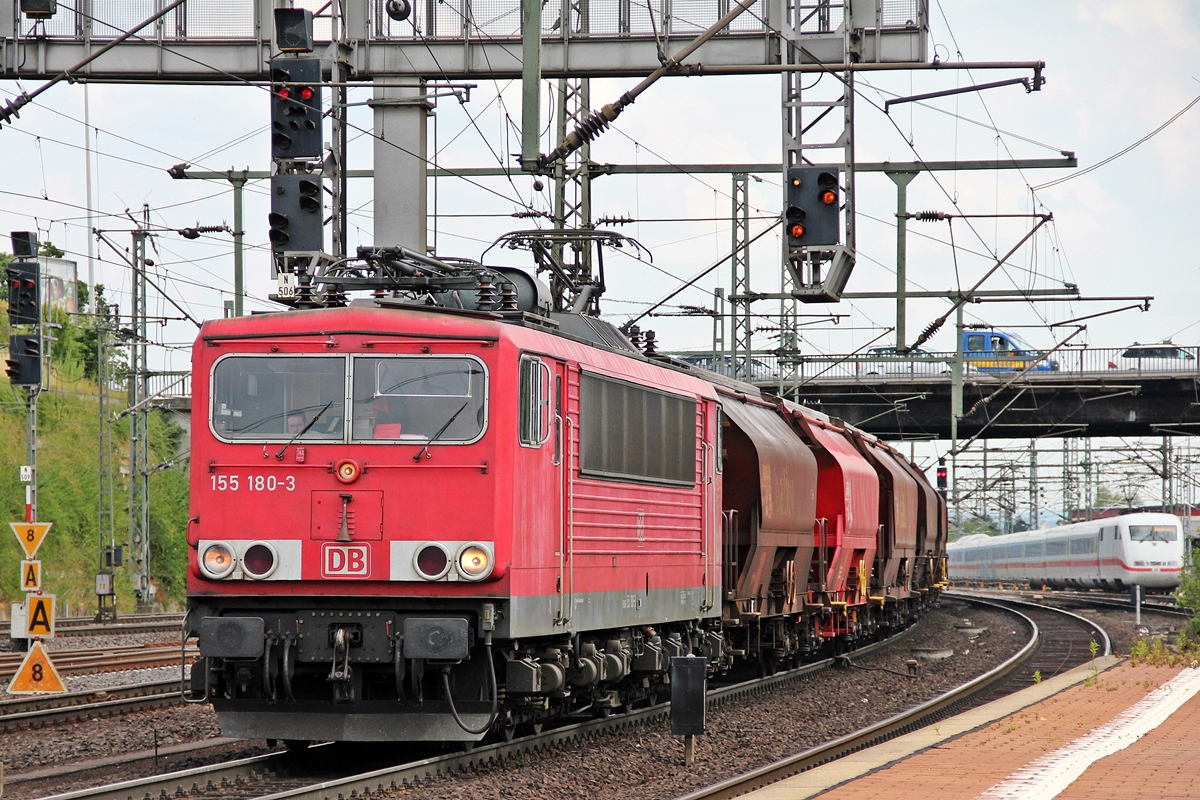 155 180-3 aus Süden kommend bei der Einfahrt in Kassel Wilhelmshöhe. 25.06.2015