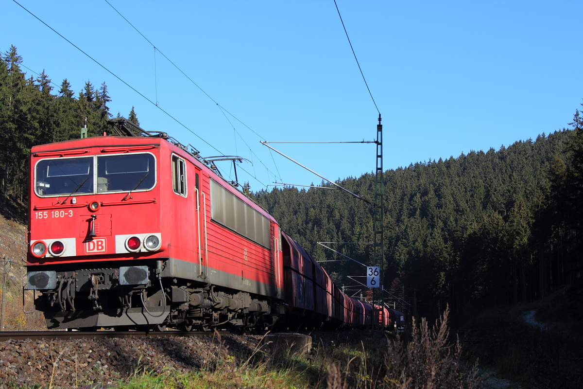 155 180-3 DB Schenker schiebt einen Güterzug über die Frankenwaldrampe bei Steinbach am 03.11.2015.