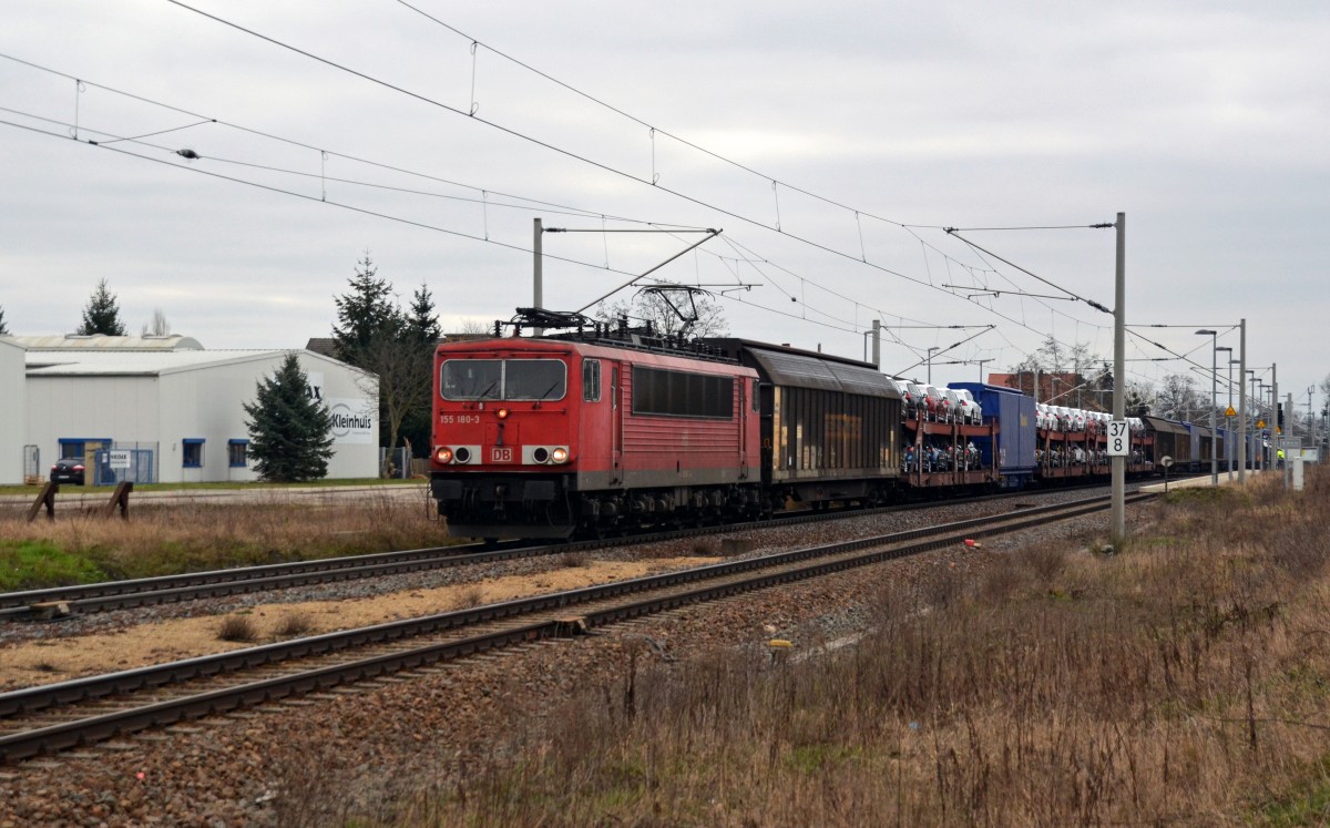 155 180 durchfährt mit ihrem Autologistikzug von Zwickau nach Braunschweig am 16.02.16 den Haltepunkt Raguhn.