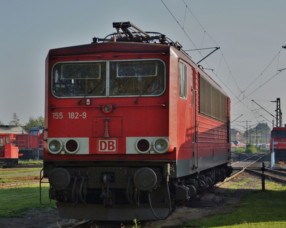 155 182-9 abgestellt im BW Engelsdorf/Sachsen am 04.10.14.Bild wurde von einer öffentlichen Straße gemacht.Nur der Stellplatz ist Bahngelände.