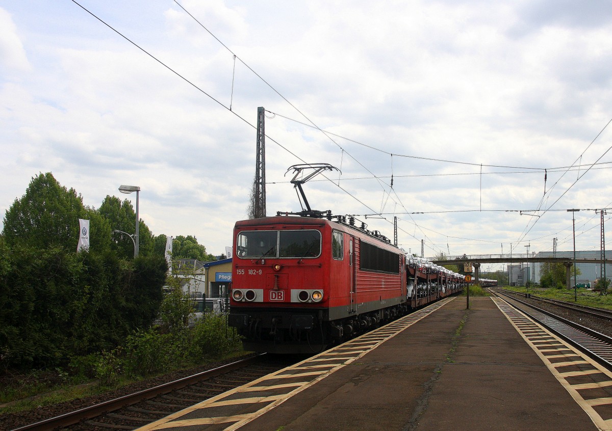 155 182-9 DB kommt durch Bad-Honnef am Rhein mit einem langen Audi-Autozug aus kommt Ingolstadt-Rbf nach Emden-Rbf  und fährt in Richtung Köln auf der rechten Rheinstrecke(KBS 465). 
Bei Sonne und Wolken am Nachmittag vom 29.4.2015.