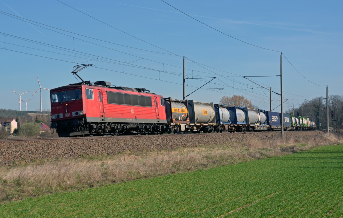 155 182 führte am 20.03.14 einen Containerzug durch Burgkemnitz Richtung Bitterfeld.
