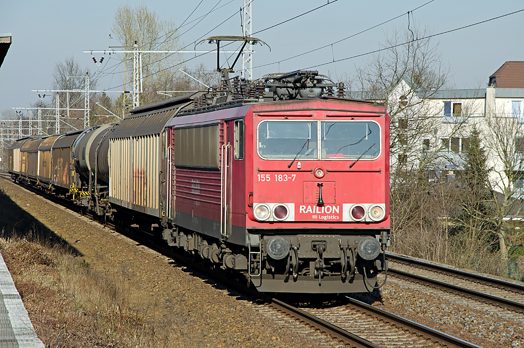 155 183-7 ( 91 80 6155 183-7 D-DB ), ex 250 183-1, VEB Lokomotivbau Elektrotechnische Werke -Hans Beimler-, Hennigsdorf (LEW) 17873, Baujahr 1982, Eigner: DB Schenker Rail Deutschland AG, [D]-Mainz, Bh Seddin, passiert den Bahnhof Röntgental südwärts, 13.03.2014, Röntgental