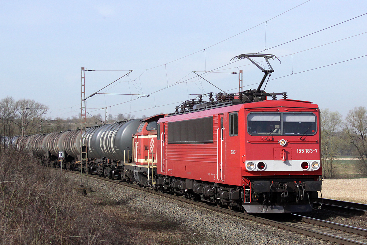 155 183-7 am 25.03.1017  9:41 nördlich von Salzderhelden am BÜ 75,1 mit Kesselwagen in Richtung Hannover