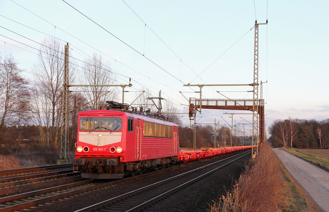 155 183 gehört dem Unternehmen Maik Ampft Eisenbahndienstleistungen.
Ob die Lok zum Aufnahmezeitpunkt weitervermietet war oder für den Besitzer fuhr, kann ich leider nicht beantworten.
Abgelichtet am 5. März 2018 in Wunstorf.