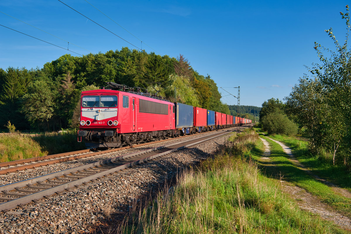 155 183 MAED mit einem Containerzug Richtung Nürnberg bei Postbauer-Heng, 15.09.2019