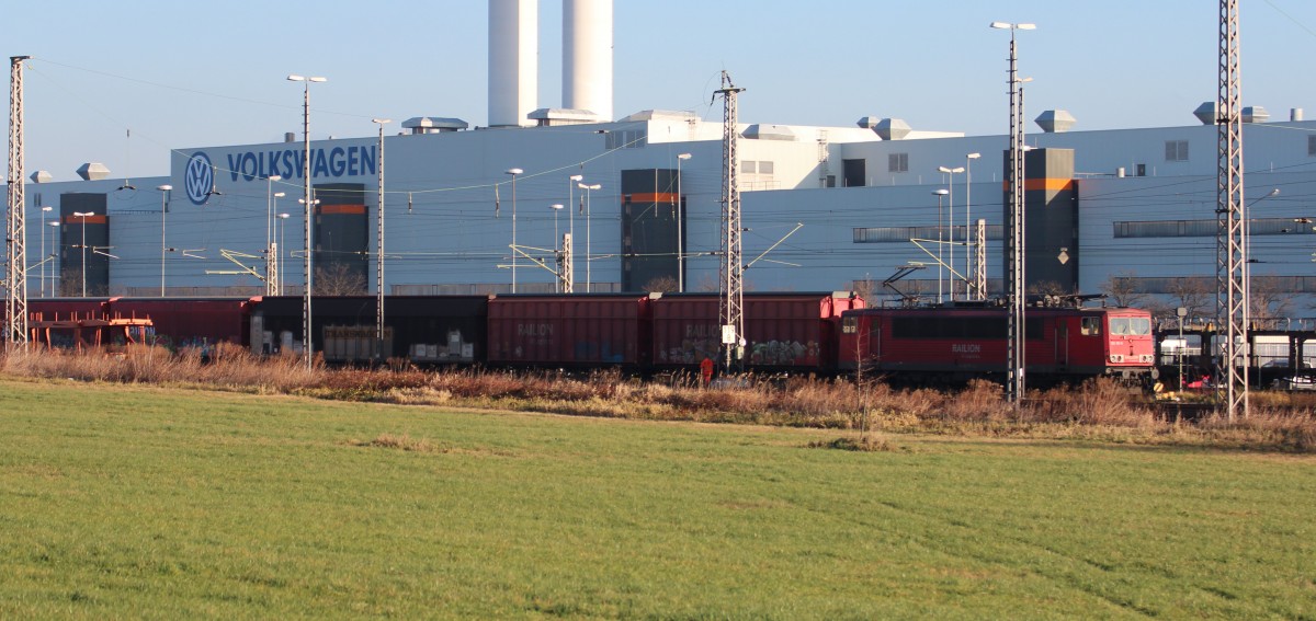 155 191-0 steht mit dem samstäglich verkehrenden VW Zug nach Braunschweig am VW-Werk in Mosel bereit zur Abfahrt, noch schnell die Bremsprobe machen dann geht´s los. Gesehen am 14.12.2013 