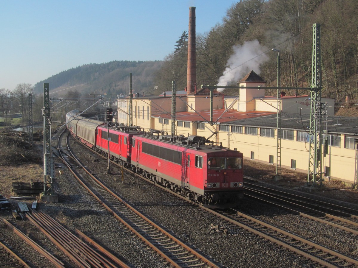 155 192-8 zieht am 25. Februar 2014 eine weitere 155 und einen gemischten Güterzug durch Kronach in Richtung Saalfeld.