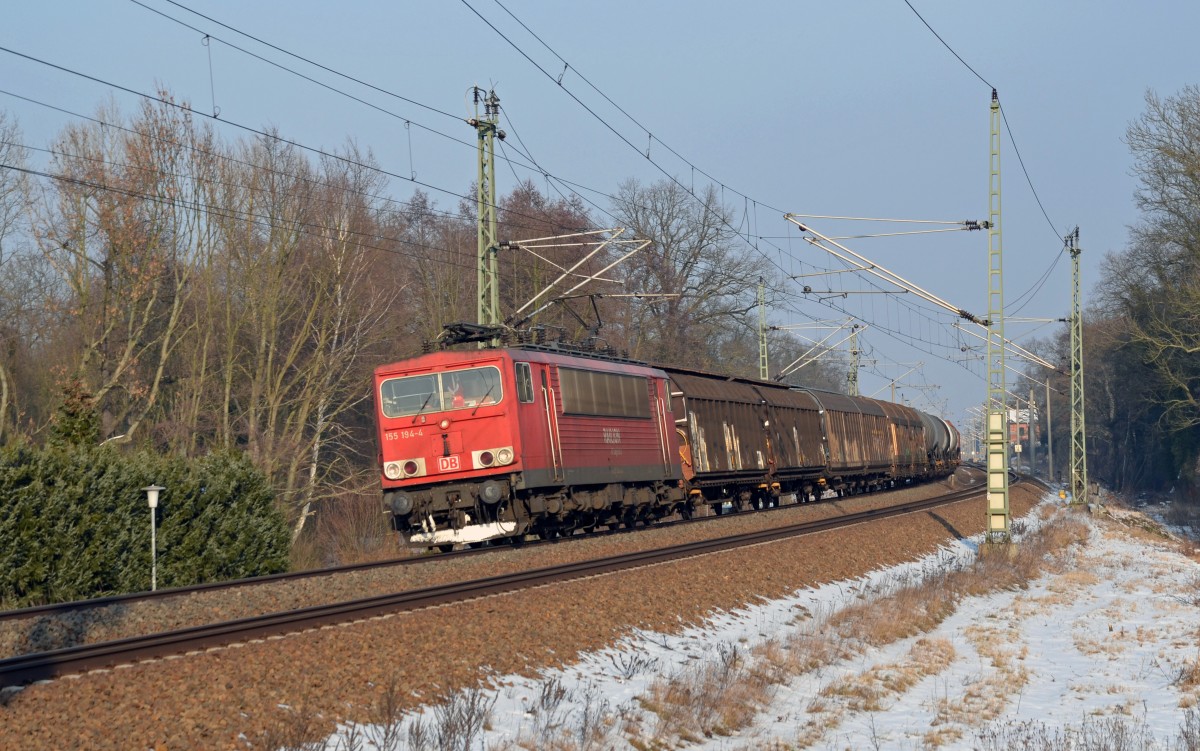 155 194 durchfährt mit einem gemischten Güterzug am 30.01.14 Burgkemnitz Richtung Bitterfeld.