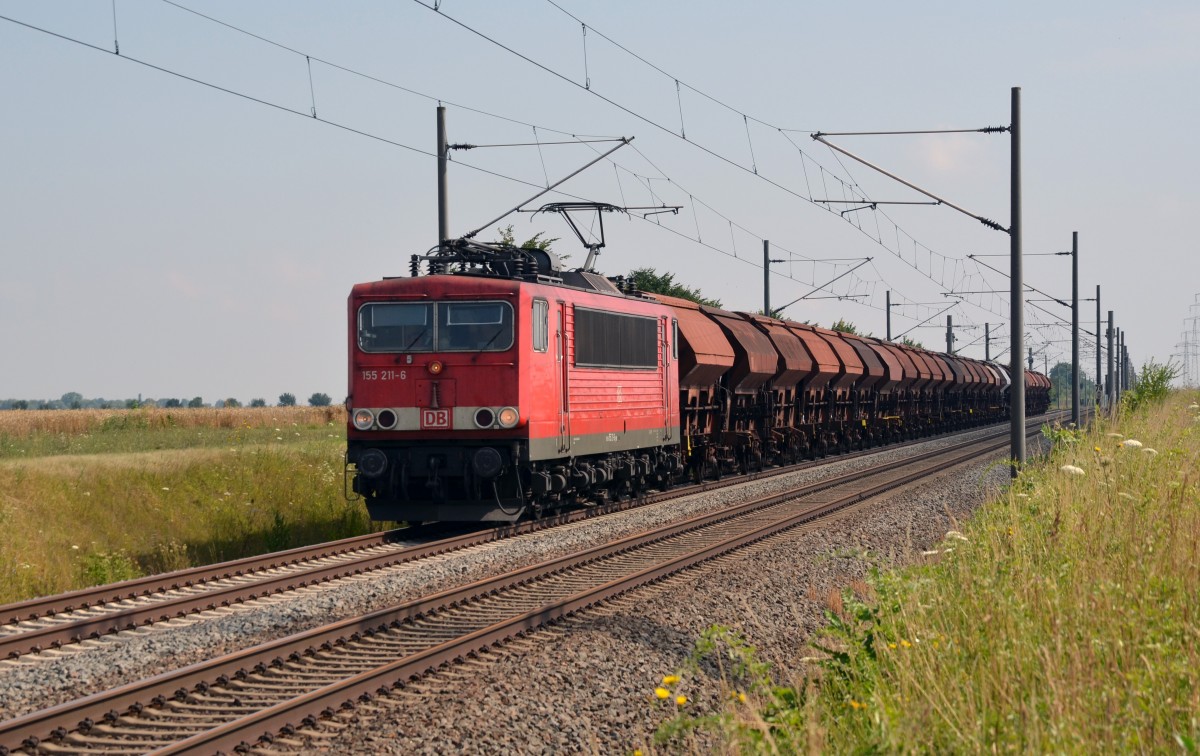 155 211 führte am 11.07.14 einen Schwenkdachwagenzug durch Braschwitz Richtung Halle(S).
