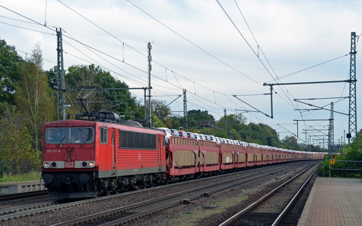155 211 schleppte am 14.10.14 einen Autozug durch Niederndodeleben Richtung Braunschweig.