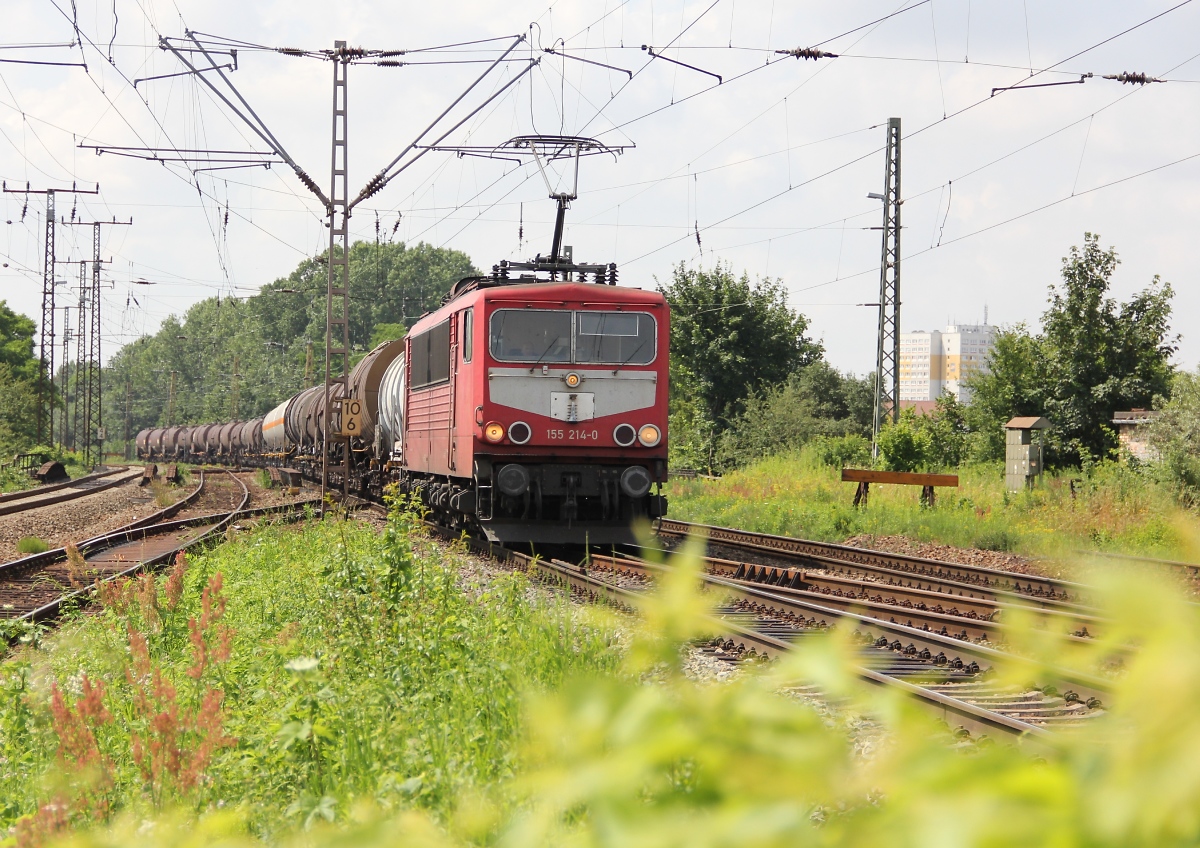 155 214-0 mit kurzem Kesselwagenzug bei der Durchfahrt von Leipzig-Thekla. Aufgenommen am 12.07.213.