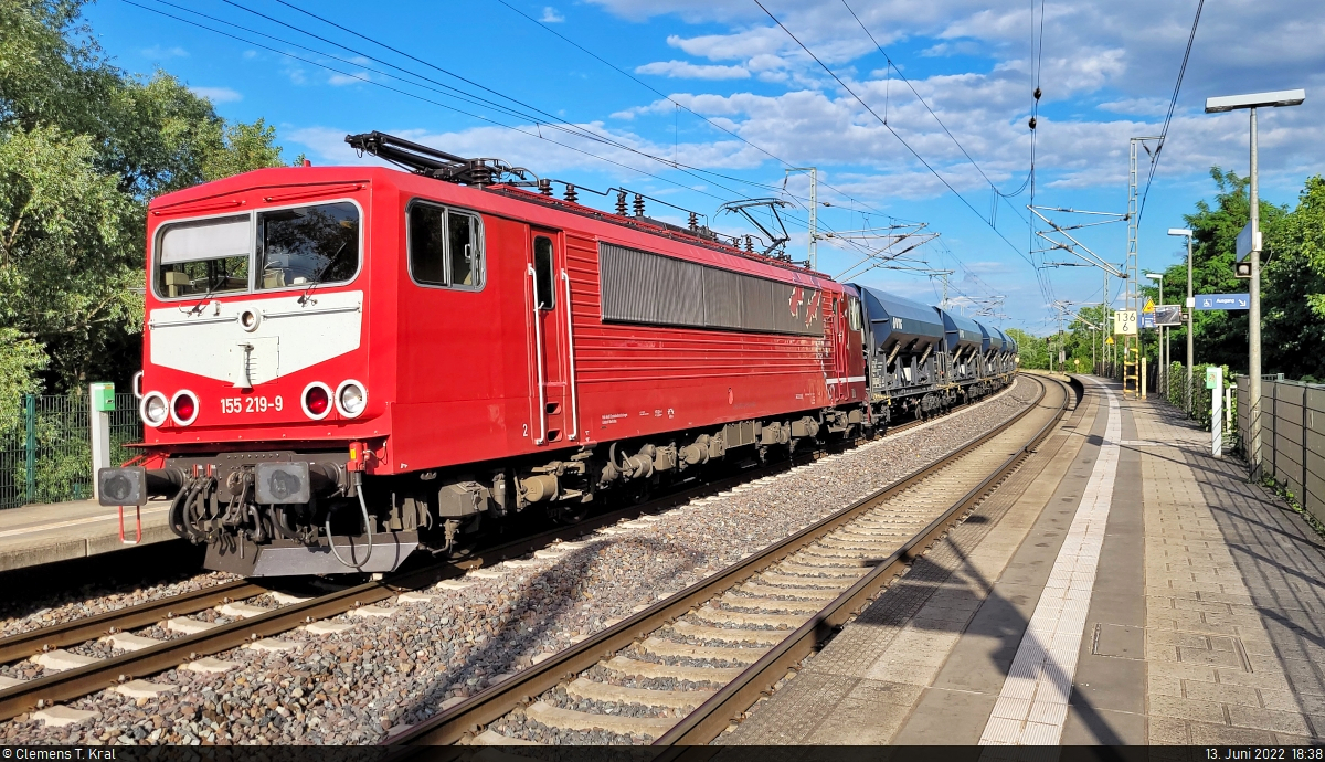 155 219-9 (250 219-3) fährt mit Schüttgutwagen, von Biederitz kommend, im Hp Magdeburg Herrenkrug der Sonne entgegen. Der zu dieser Zeit eintreffende RE13 musste auf den anderen Bahnsteig ausweichen, weshalb dieses Foto möglich wurde.

🧰 Maik Ampft Eisenbahndienstleistungen (MAED)
🕓 13.6.2022 | 18:38 Uhr