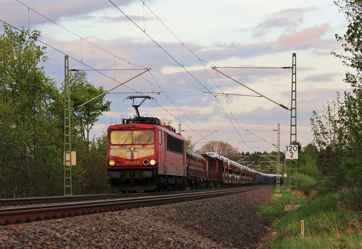155 219-9 kam am 26.04.18 mit dem EZ 51619 wieder einmal durch das Vogtland. Hier ist der Zug bei Plauen zu sehen.