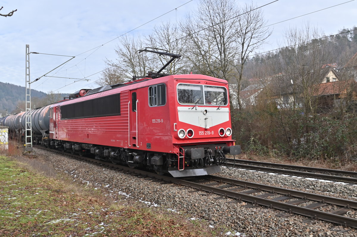155 219-9 kommt am Mittag des 16.2.2021 mit einen Kesselwagenzug durch  Neckargerach gefahren. Die Lok ist überigens in einer speziellen Farbgebung unterwegs, einmal in DR rot und im Rot der frühen DB AG mit weißem Latz unterwegs.