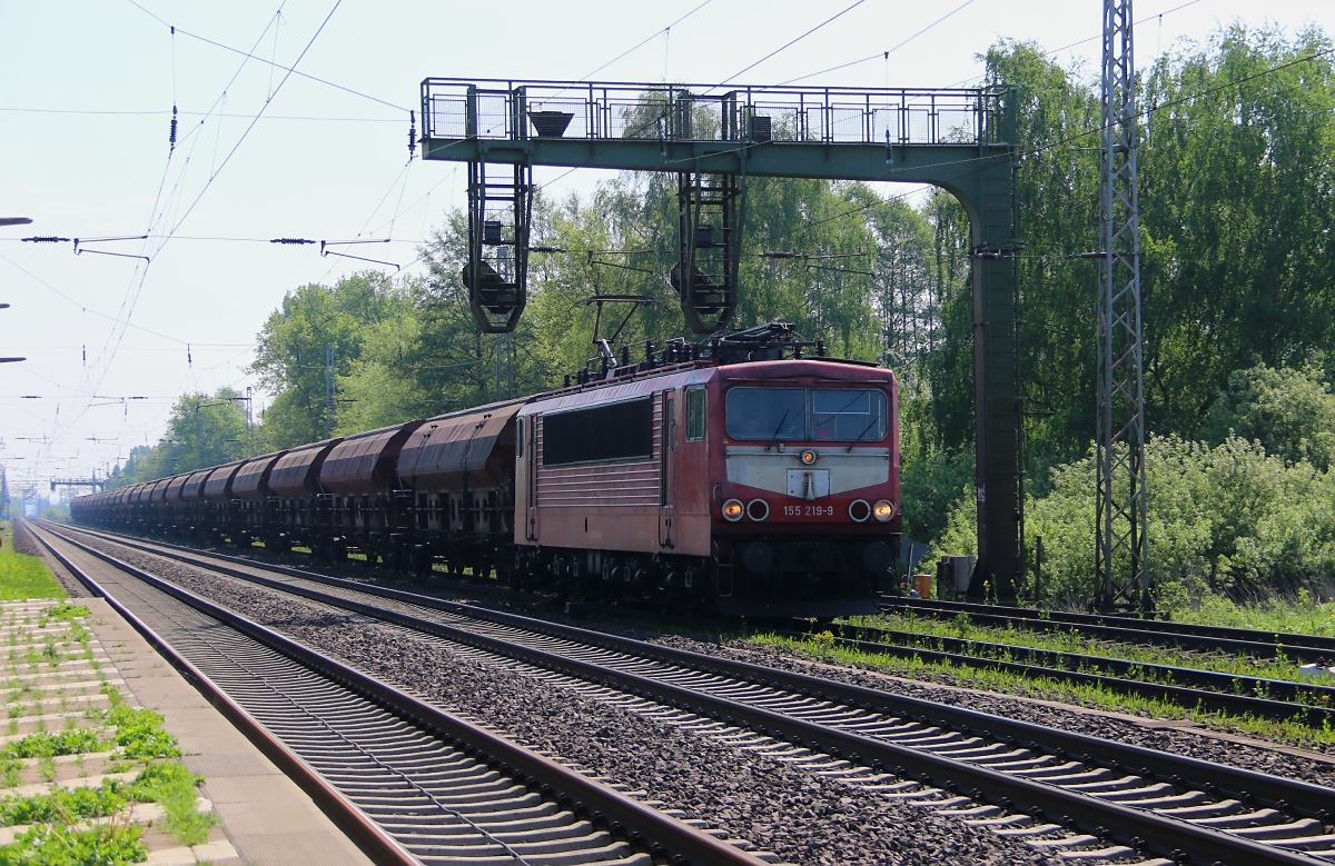 155 219-9 mit einem Ganzzug aus Schüttgut-Wagen in Fahrtrichtung Wunstorf. Aufgenommen in Dedensen-Gümmer am 29.04.2014.