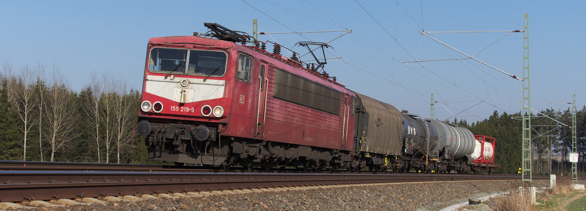 155 219-9 ist mit meinem kurzen Güterzug durch das Vogtland in Richtung Hof unterwegs.
Bahnstrecke 6362 Leipzig (Bayerischer Bahnhof) - Hof bei Drochaus am 14.03.2014