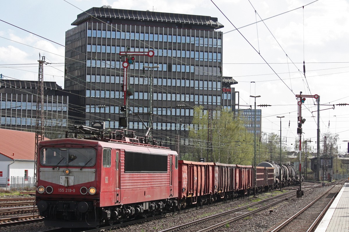 155 219 am 18.4.13 mit einem gemischten G�terzug in D�sseldorf-Rath.