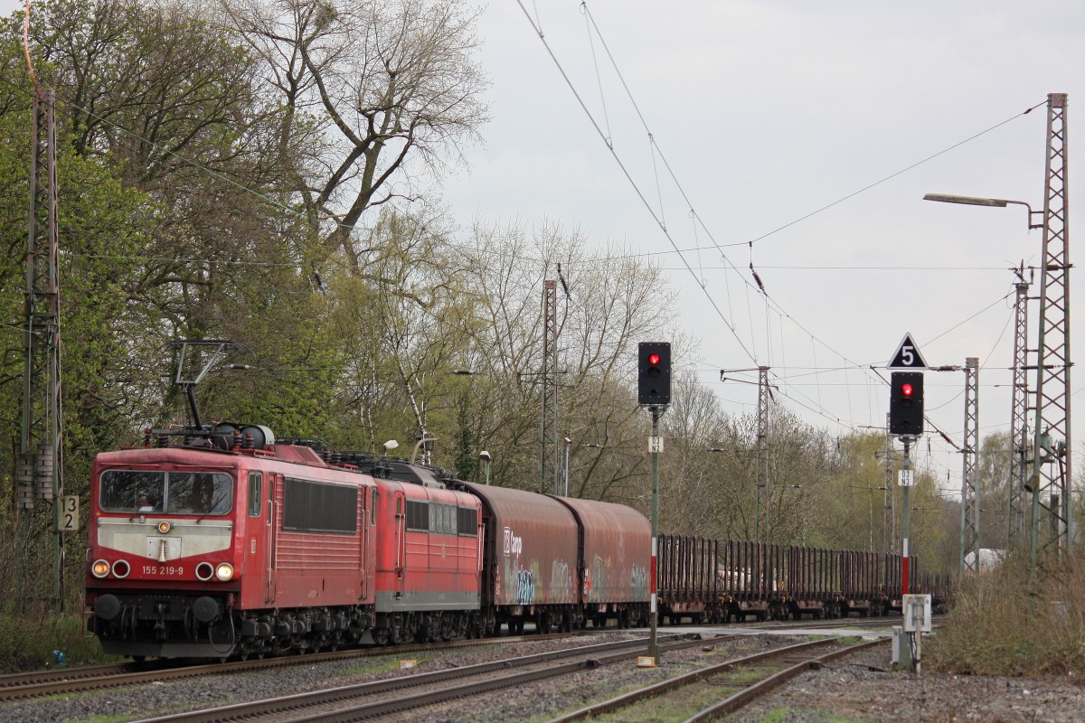 155 219 zog am 19.4.13 eine 151er und einen gemischten G�terzug durch Ratingen-Lintorf.