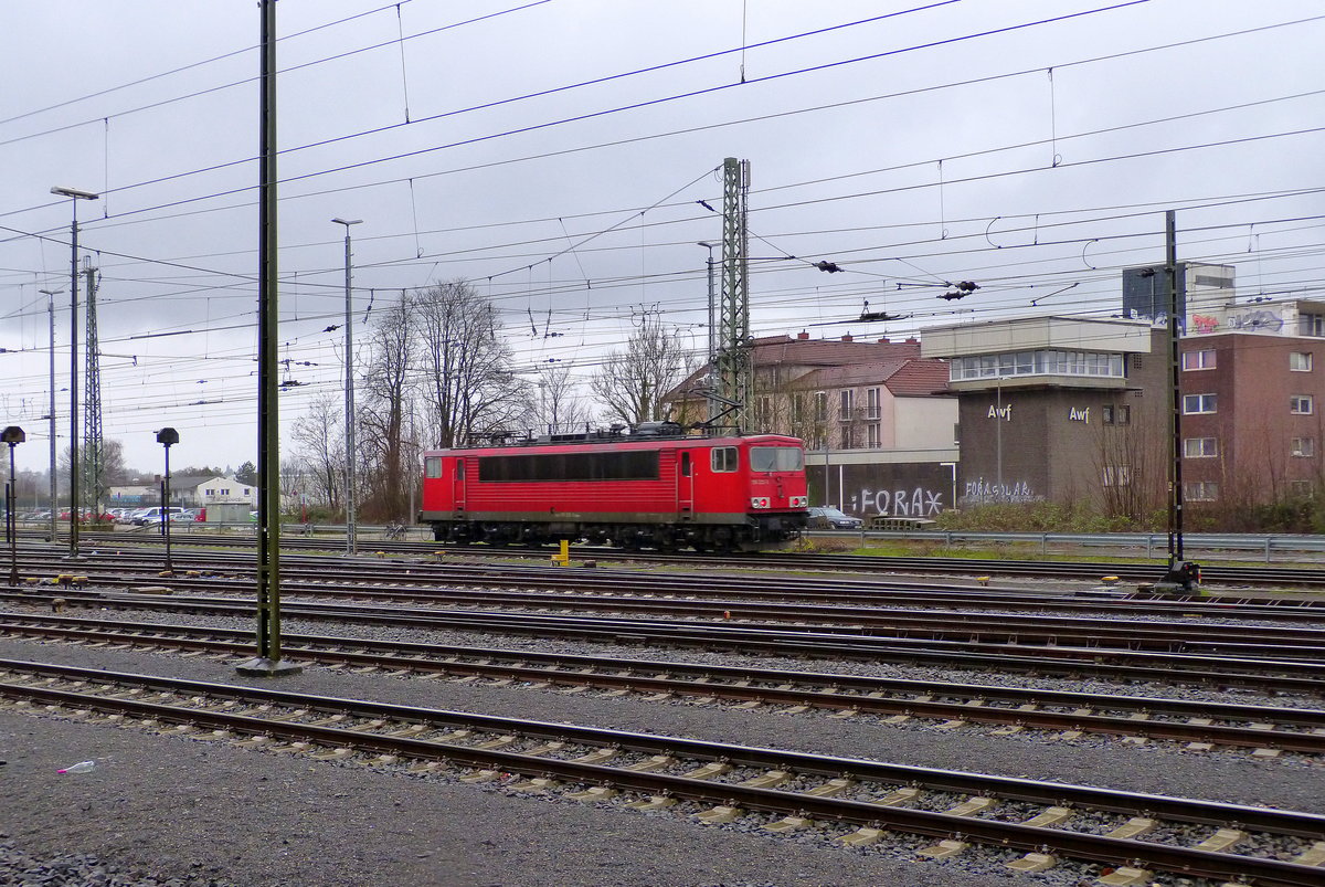 155 222-3 DB rangiert in Aachen-West.
Aufgenommen vom Bahnsteig in Aachen-West. 
Bei Regenwetter am Nachmittag vom 31.1.2018.