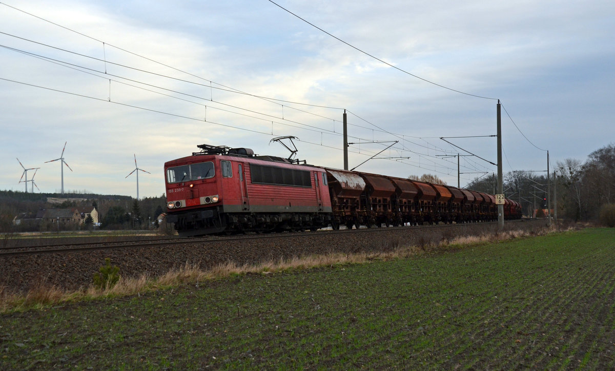 155 239 führte am 01.02.18 einen Schwenkdachwagenzug durch Burgkemnitz Richtung Bitterfeld.