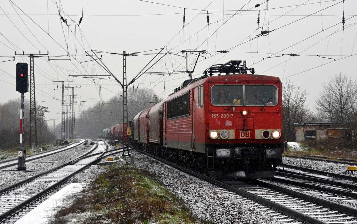 155 239 zog am 28.11.15 ihren gemischten Güterzug durch Leipzig-Thekla Richtung Schönefeld.