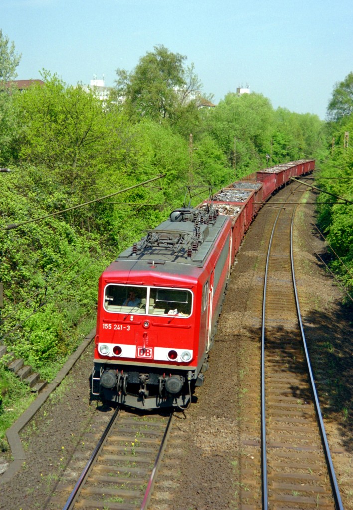 155 241 mit Gterzug Richtung Lehrte am 28.04.2004 zwischen Ahlem und Hannover-Linden Hafen