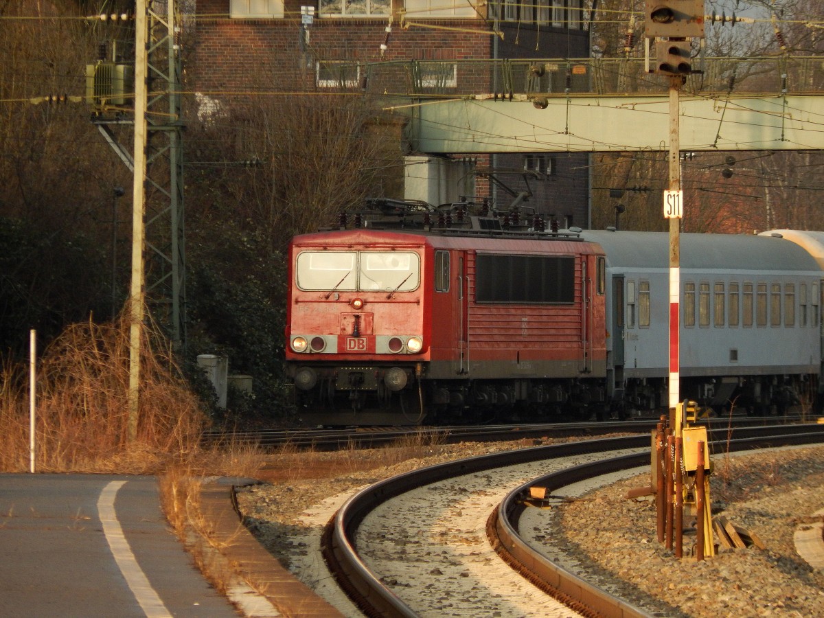 155 243-9 kam mit einen Militär Personenwagen und einen Güterzug durch den Bahnhof Minden in Richtung Süden gefahren.

Minden 21.02.2015