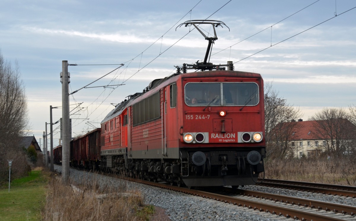 155 244 führte am 24.12.13 einen gemischten Güterzug durch Greppin Richtung Bitterfeld. Bei der Wagenlok handelt es sich um 232 093.