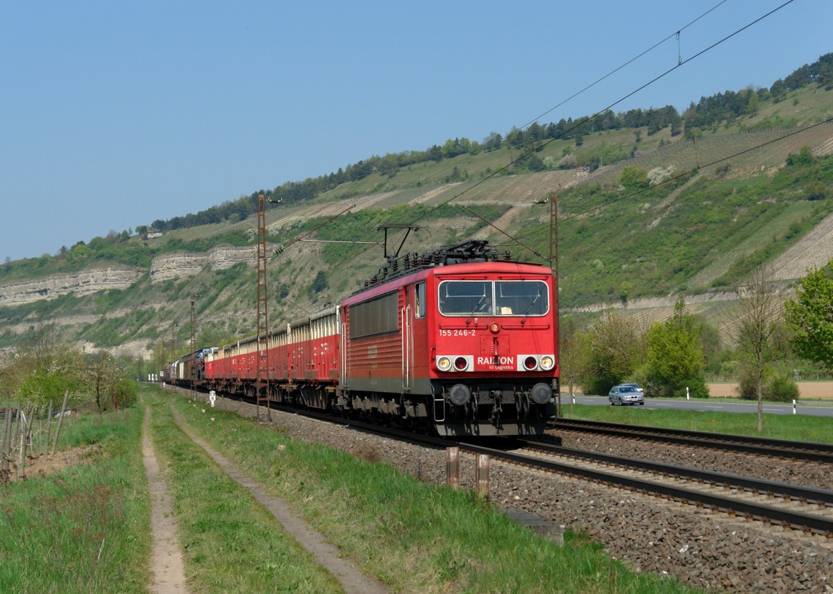 155 246 mit einem G�terzug am 19.04.2011 bei Th�ngersheim.