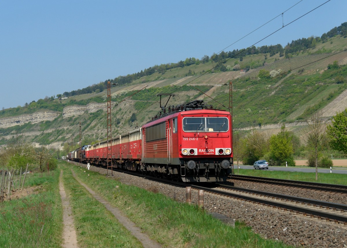 155 246 mit einem Gterzug am 19.04.2011 bei Thngersheim.