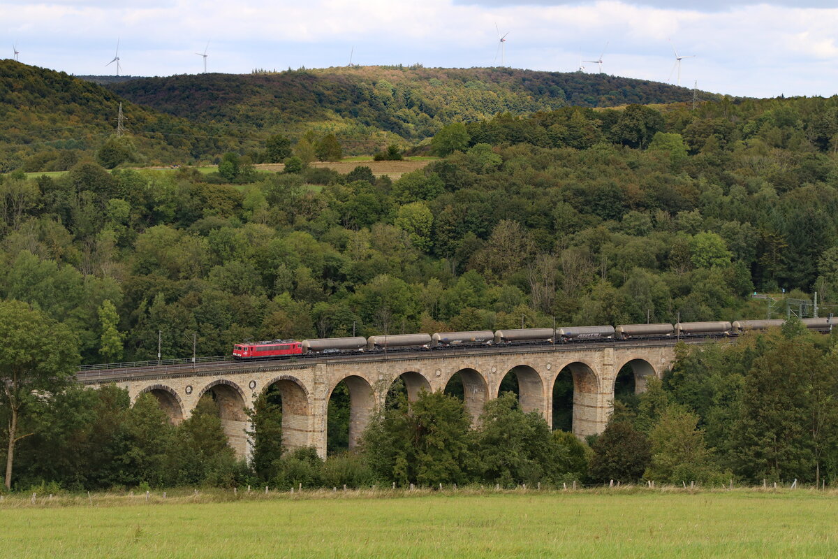 155 249 der Leipziger Dampf KulTour mit einem Güterzug auf dem Altenbekener Viadukt unterwegs in Richtung Paderborn am 12.9.2026
