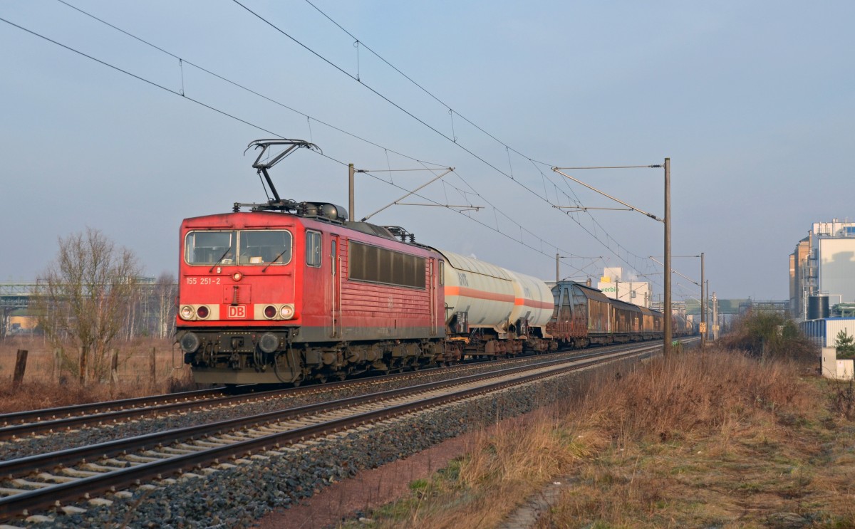 155 251 führte am 01.03.14 einen gemischten Güterzug durch Greppin Richtung Bitterfeld.