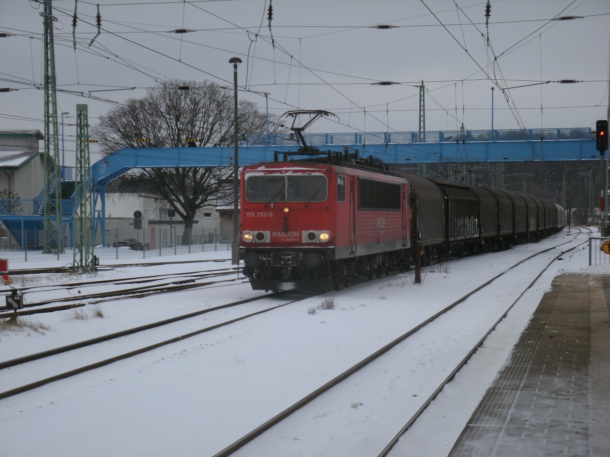 155 252 mußte,am 29.Januar 2014,in Bergen/Rügen vor dem Ausfahrsignal stutzen weil der Block in Richtung Samtens noch nicht frei war.