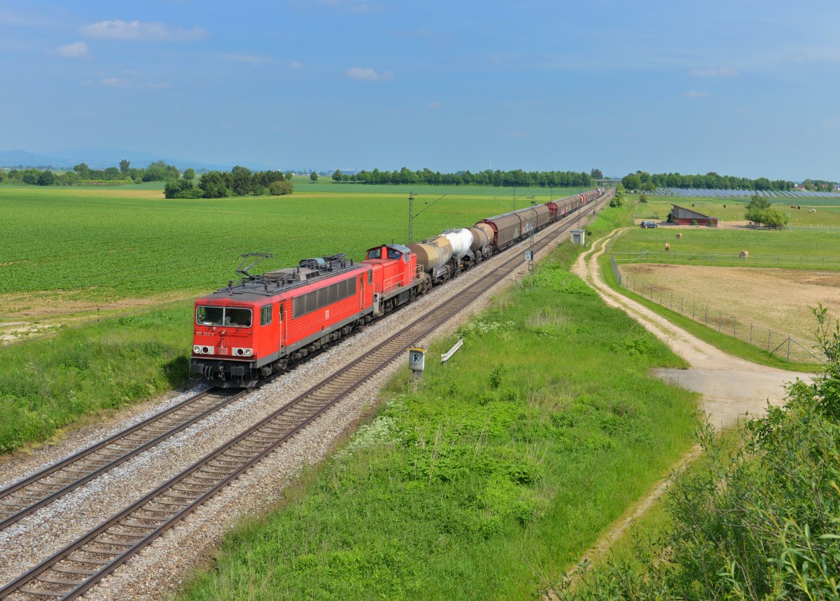 155 253 + 294 908 mit einem Güterzug am 28.05.2015 bei Stephansposching. 