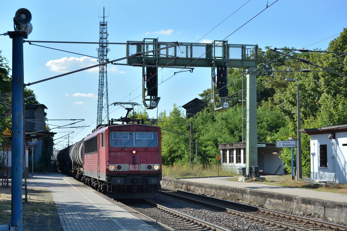 155 261-1 kommt mit einem Kesselzug durch Güterglück Richtung Roßlau gefahren. Im Bahnhof Güterglück ist noch vieles aus Reichsbahn und Bundesbahn zeiten erhalten. Die Bahnsteig Beschilderungen sind noch weiß mit blau umrahmt und die Pfähle der Lautsprecher und Bahnhofsuhren sind ebenfalls noch in angenehmen blau gestrichen statt den heutigen trostlosen grau. 

Güterglück 20.07.2016