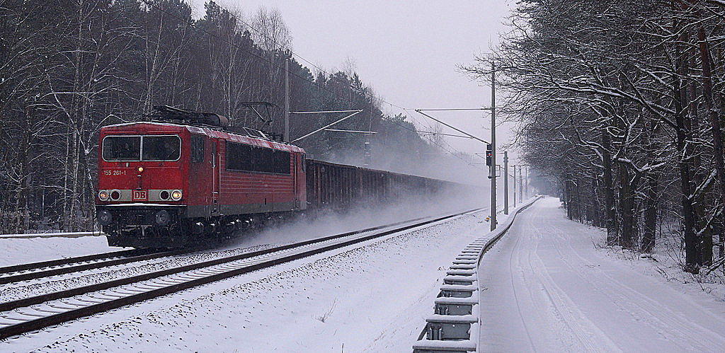 155 261-1 mit dem 61016 von Königs Wusterhausen nach Spreewitz wurde am 27.01.14 bei dem einzigen bisschen Schnee in Bestensee in diesem Winter aufgenommen.