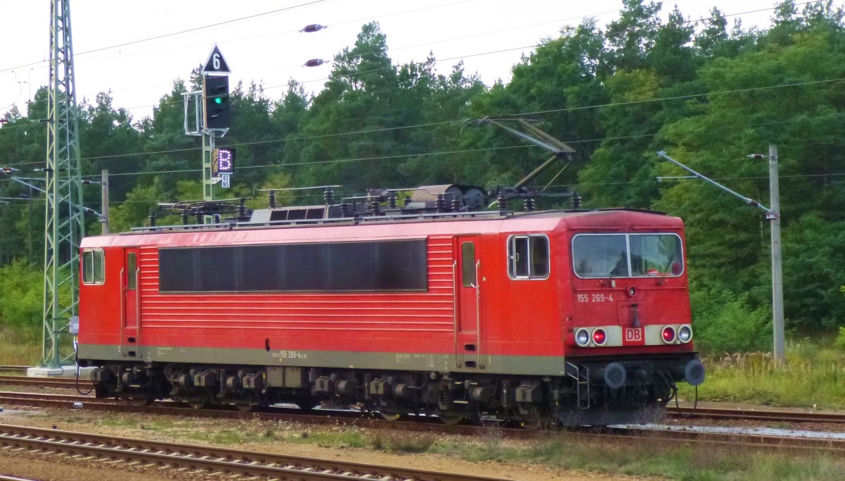 155 269-4 bekommt  GRÜN  durch ein  neues  Signal, welches seit 29.09.2014 in Betrieb ist. Freie Fahrt nach Brieske- weißes  B  . Aufgenommen am 30.09.2014.
