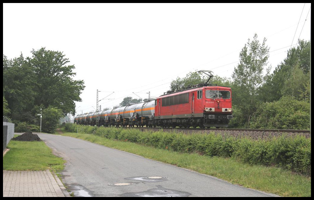 155013-6 fährt hier mit einem Tankwgenzug am 20.6.2019 um 8.46 Uhr am Ortsrand von Hasbergen in Richtung Osnabrück.