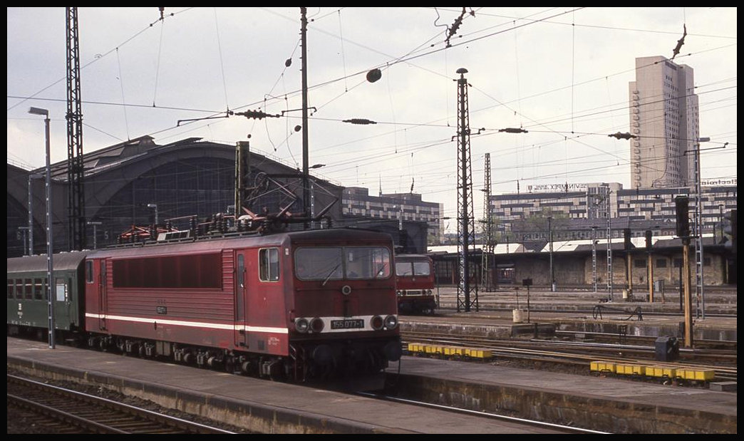 155077 wartet vor einem Nahverkehrszug am 26.4.1992 um 11.10 Uhr im HBF Leipzig auf die Abfahrt.