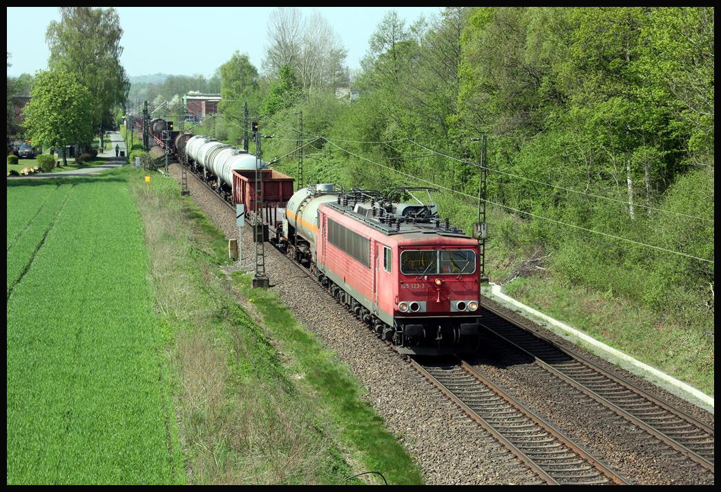 155123 fährt hier am 21.4.2018 um 12.47 Uhr mit einem gemischten Güterzug über die Rollbahn in Osnabrück Hellern in Richtung Osnabrück HBF.